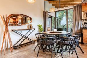 Cabaña de lujo 2 habitaciones con Jacuzzi Dentro del Bosque a 10 min del Pueblo