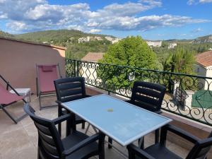 Appartements Joli appartement avec terrasse Baccara : photos des chambres