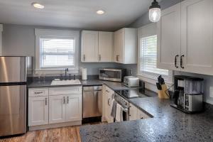 Quaint Cottage with Private Pool-Walk to Everything