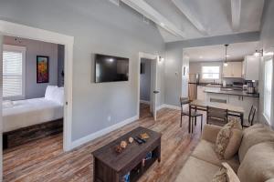 Quaint Cottage with Private Pool-Walk to Everything