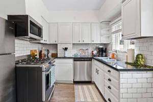 Midcentury 5BD | BBQ & Yard | Close to DT & Pitt