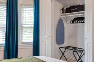 Midcentury 5BD | BBQ & Yard | Close to DT & Pitt