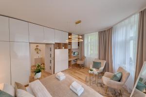 Luxury New Apt near the Colonnade with Parking & 4 min to the center - near the forest