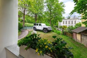 Luxury New Apt near the Colonnade with Parking & 4 min to the center - near the forest