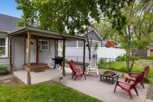 Bos Rustic Cottage Cozy and Charming with Hot Tub and Fenced Yard