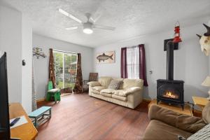 Bos Rustic Cottage Cozy and Charming with Hot Tub and Fenced Yard