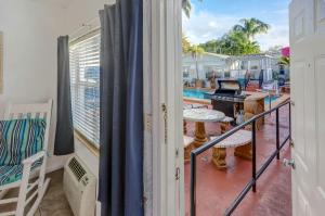 Richards Motel Courtyard