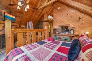 Cute Studio Cabin! Views! Private. Hot Tub. Relax!