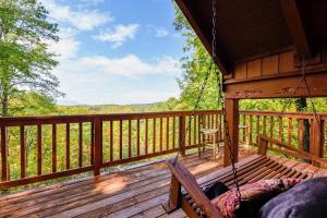 Cute Studio Cabin! Views! Private. Hot Tub. Relax!