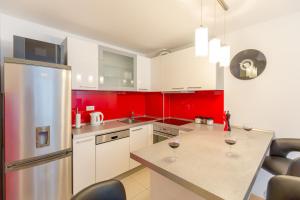 Apartment with private parking and sea view
