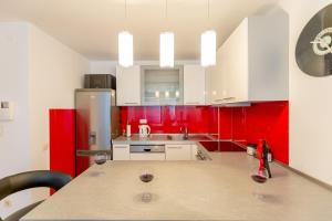 Apartment with private parking and sea view