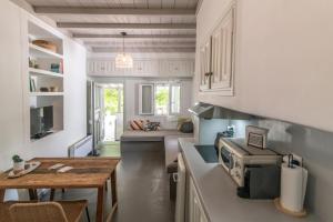 Apopsis Tinos Square