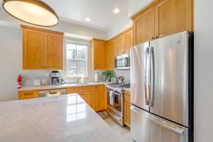 Walk to Payette Lake Beach! Townhome with Fire Pit