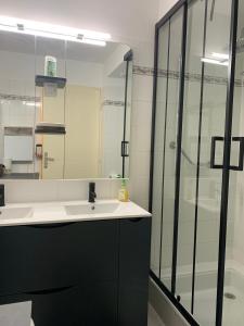 Cocon plage avec piscine, à côté du port et plage de sable fin