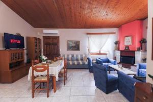 Red Roses-Traditional House