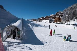 Appartements Le pied des pistes, studio 5 pers, balcon sud est, vue sur les montagnes : photos des chambres