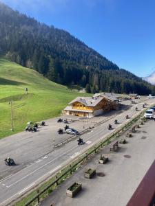 Appartements Le pied des pistes, studio 5 pers, balcon sud est, vue sur les montagnes : photos des chambres
