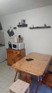 Appartements Le pied des pistes, studio 5 pers, balcon sud est, vue sur les montagnes : photos des chambres