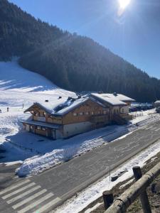 Appartements Le pied des pistes, studio 5 pers, balcon sud est, vue sur les montagnes : photos des chambres