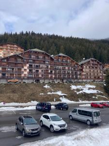 Appartements Le pied des pistes, studio 5 pers, balcon sud est, vue sur les montagnes : photos des chambres