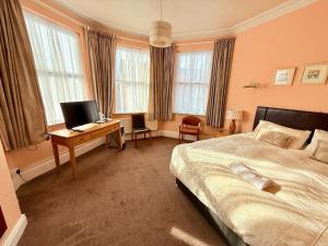 Hylands Hotel Double Room with Private Bathroom & Free Parking