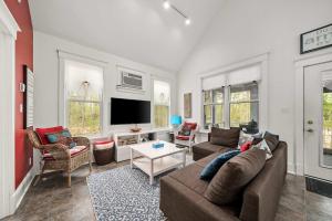 The Tree Frog - 12 Pine Forest