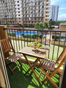 Homey Apartment with Olympic-sized pools