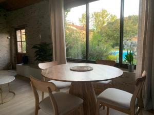 Gîte de charme avec piscine dans un environnement bucolique