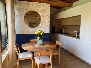 Gîte de charme avec piscine dans un environnement bucolique
