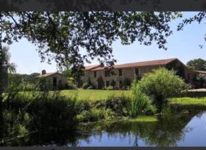 Gîte de charme avec piscine dans un environnement bucolique