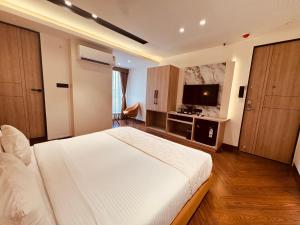 Hotel Mumbai House Vijay Nagar Nr Brilliant Convention Center