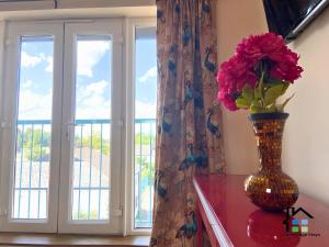 Cambridge Stays - 2 Bedroom Flat - Walk to train station & Mill Road with free Parking and 2 bathrooms