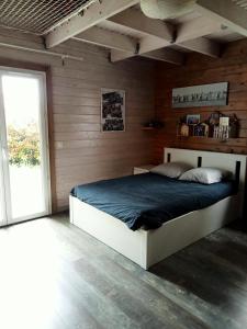 Sejours chez l'habitant Suite parentale dans maison en bois calme - frigo, vue jardin : photos des chambres