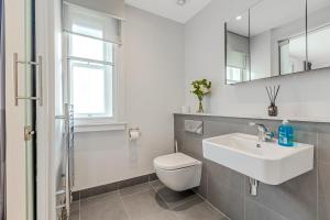 2 BD Soho Luxury Living-High Ceilings Huge Terrace