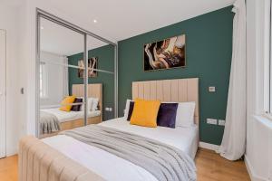 2 BD Soho Luxury Living-High Ceilings Huge Terrace