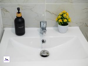 Ledger by Alt-Stay - 4 BedEn-suite Contractor and Relocation Accommodation with Fast Wi Fi, Parking, Netflix, Full Kitchen, Washer Dryer - Weekly and Monthly Rates