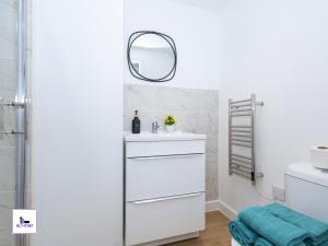 Ledger by Alt-Stay - 4 BedEn-suite Contractor and Relocation Accommodation with Fast Wi Fi, Parking, Netflix, Full Kitchen, Washer Dryer - Weekly and Monthly Rates