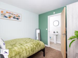 Ledger by Alt-Stay - 4 BedEn-suite Contractor and Relocation Accommodation with Fast Wi Fi, Parking, Netflix, Full Kitchen, Washer Dryer - Weekly and Monthly Rates