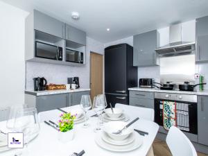 Ledger by Alt-Stay - 4 BedEn-suite Contractor and Relocation Accommodation with Fast Wi Fi, Parking, Netflix, Full Kitchen, Washer Dryer - Weekly and Monthly Rates