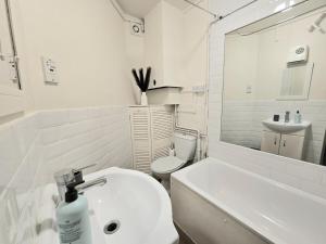 2BR Gem Stylish & Spacious Kings Cross Flat