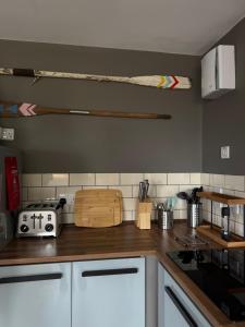 Uno Moor Side - 4 Bed, 2 Bath, Garden, sleeps 8 - Parking