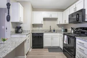 Cozy 9-Person Apt w WiFi near Downtown Austin