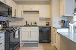 Central 9-Person Apt w WiFi, Near Downtown Austin