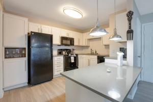 Central 9-Person Apt w WiFi, Near Downtown Austin