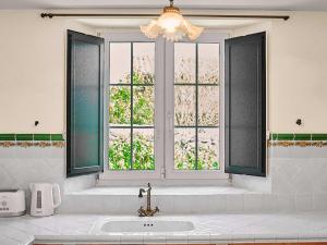 Casa Parbayón Encanto entre Jardines y Luz Natural