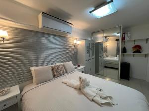 Stunning 2BR apt, 65 sq m Netflix at Rosewood Pointe Residences near BGC