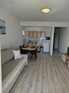 Apartments with parking spaces Lokva Rogoznica, Omis - 12906