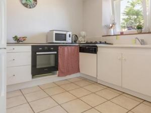 Maisons de vacances Charmante maison renovee a 300m de la Loire avec jardin, terrasse, WiFi et equipements bebe - FR-1-306-815 : photos des chambres