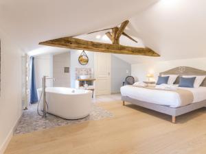 Élégant Gîte Rural avec Piscine Intérieure Chauffée près de Nantes - FR-1-306-913