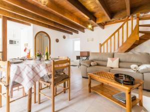 Maison rénovée typique, calme, proche mer, 2 cours fermées, cheminée et équipements pour enfants. - FR-1-306-836